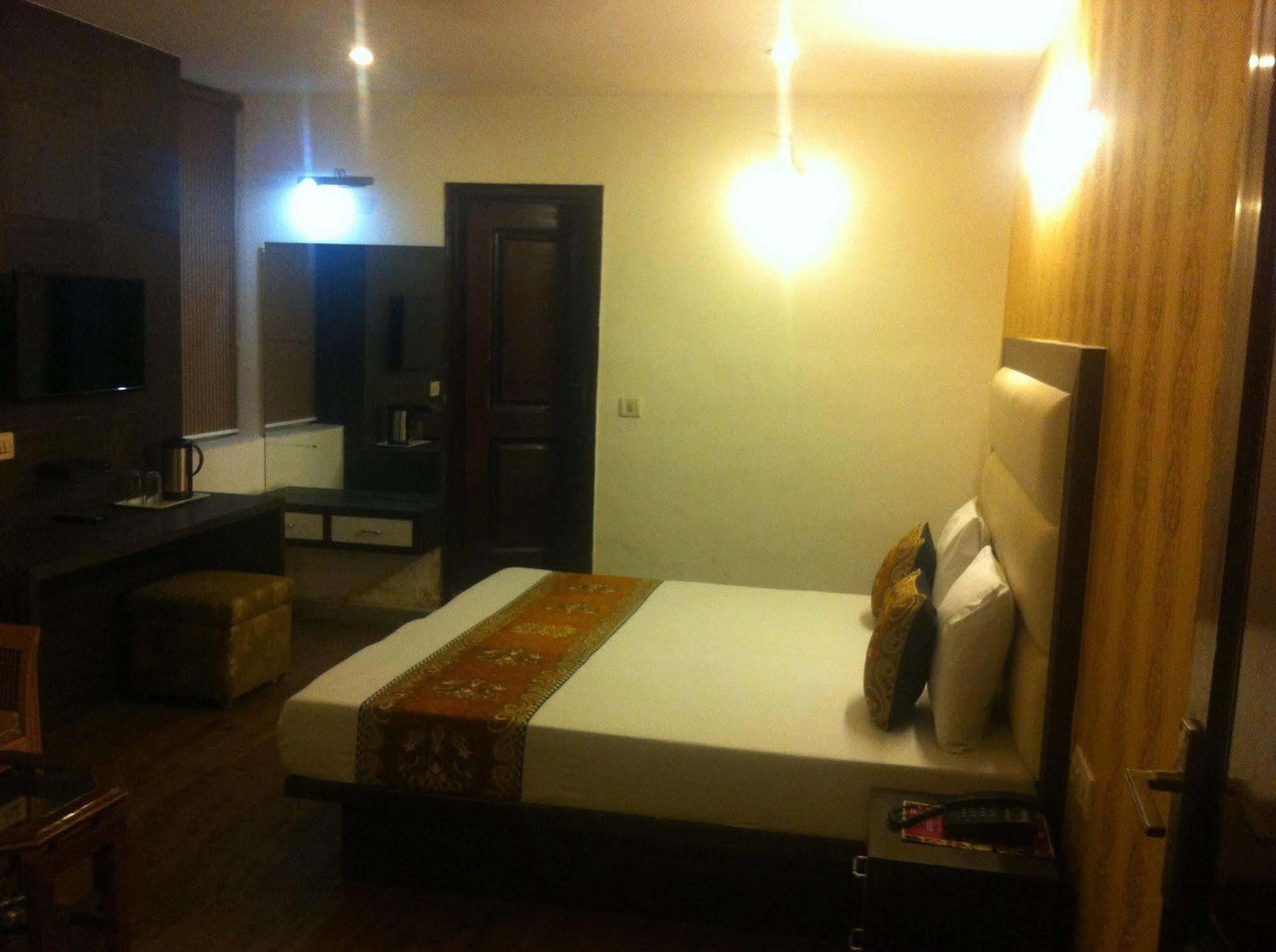 Hotel Karat 87 Inn Nueva Delhi Exterior foto