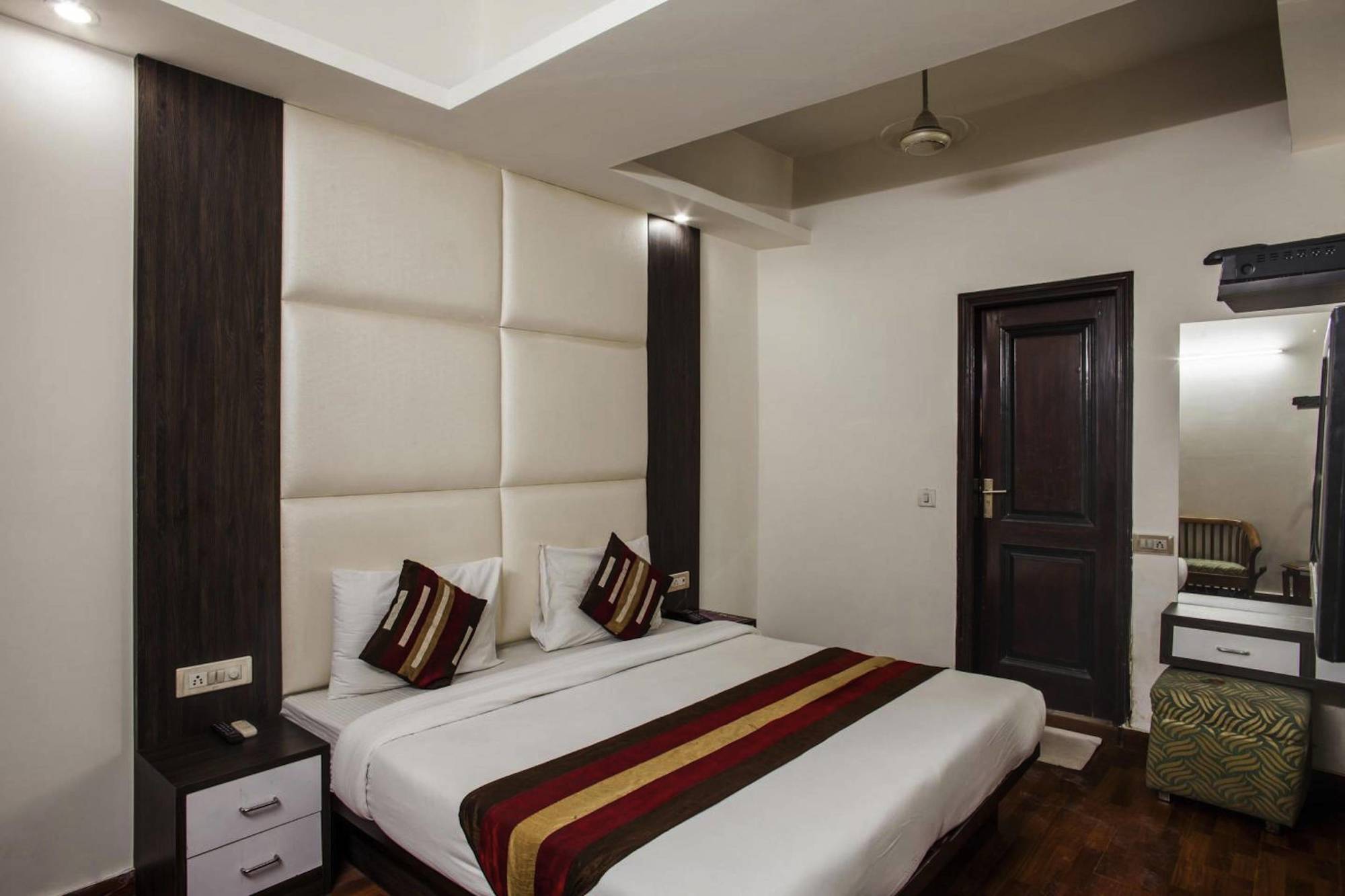 Hotel Karat 87 Inn Nueva Delhi Exterior foto