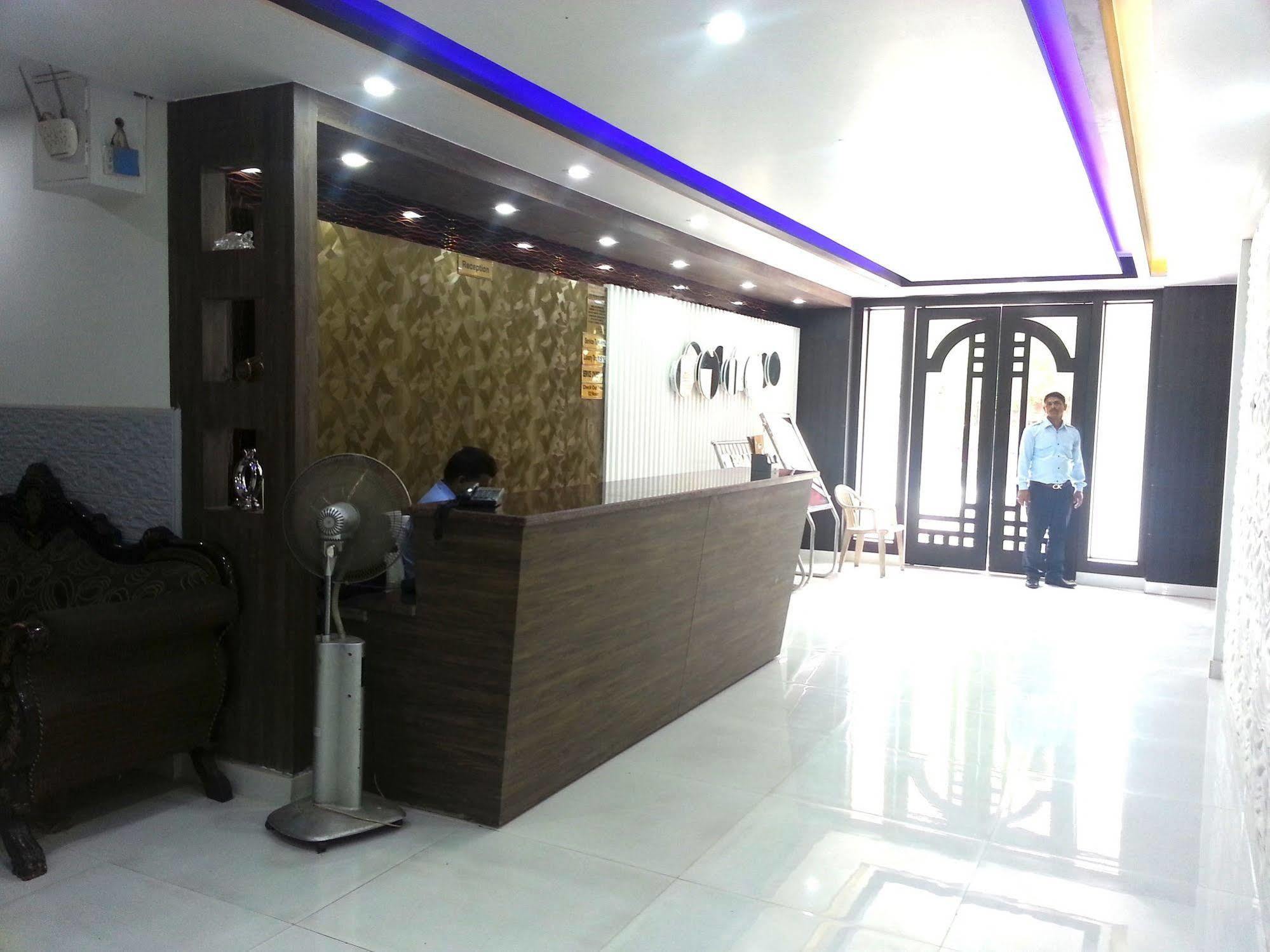 Hotel Karat 87 Inn Nueva Delhi Exterior foto