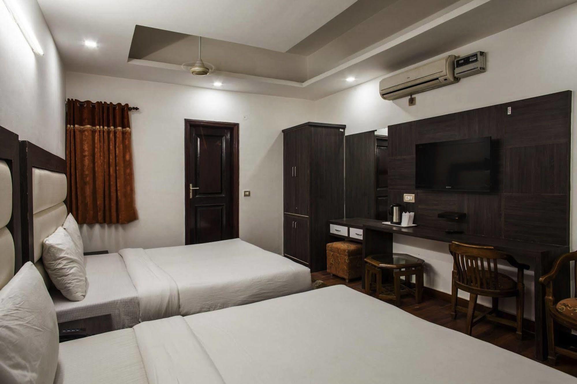 Hotel Karat 87 Inn Nueva Delhi Exterior foto