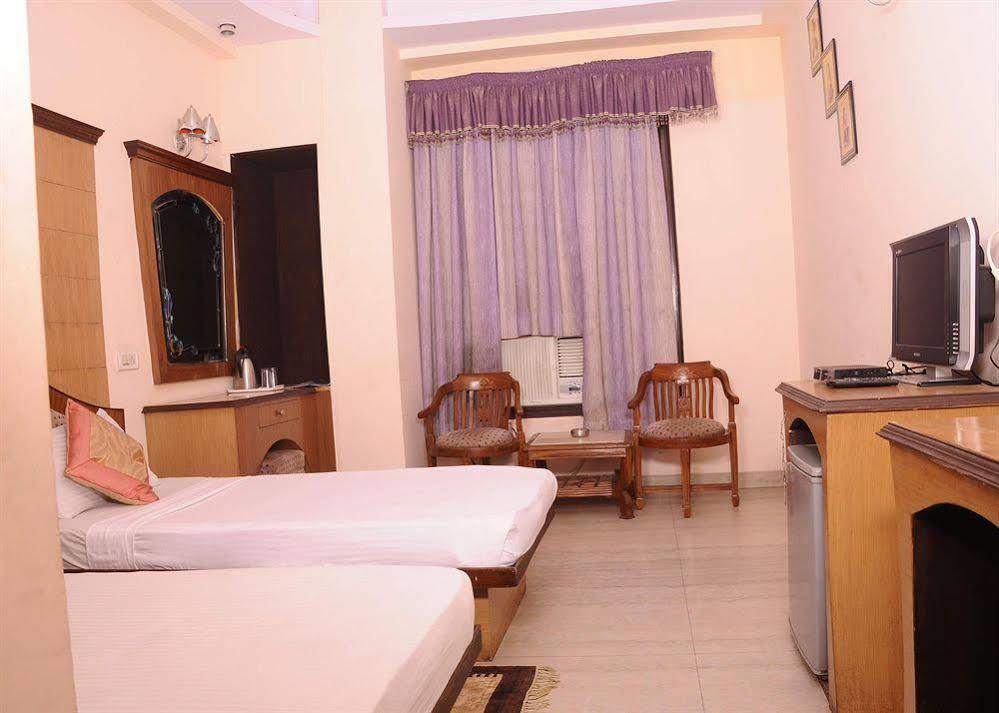 Hotel Karat 87 Inn Nueva Delhi Exterior foto